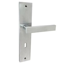 Klamka CUT na klucz 72mm chrom satyna długi szyld mod. 164/210